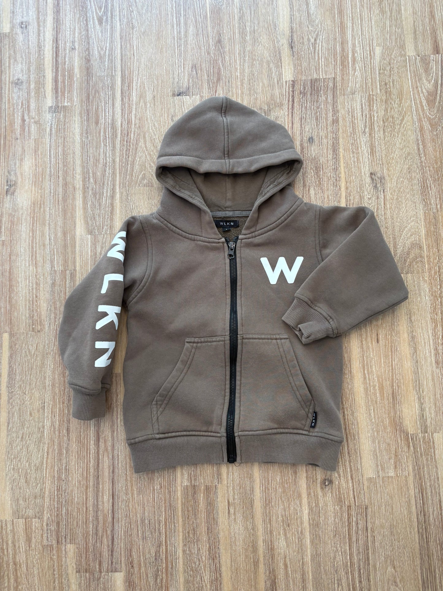 *Logo craquelé léger* 4 ans / WLKN