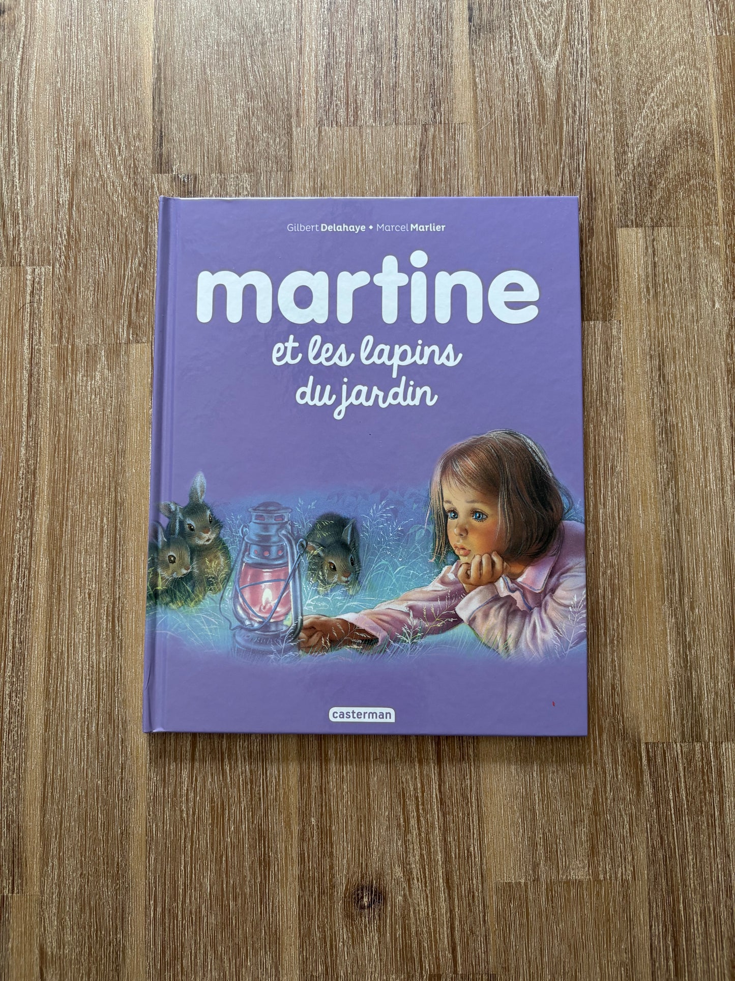 Martine et les lapins du jardin