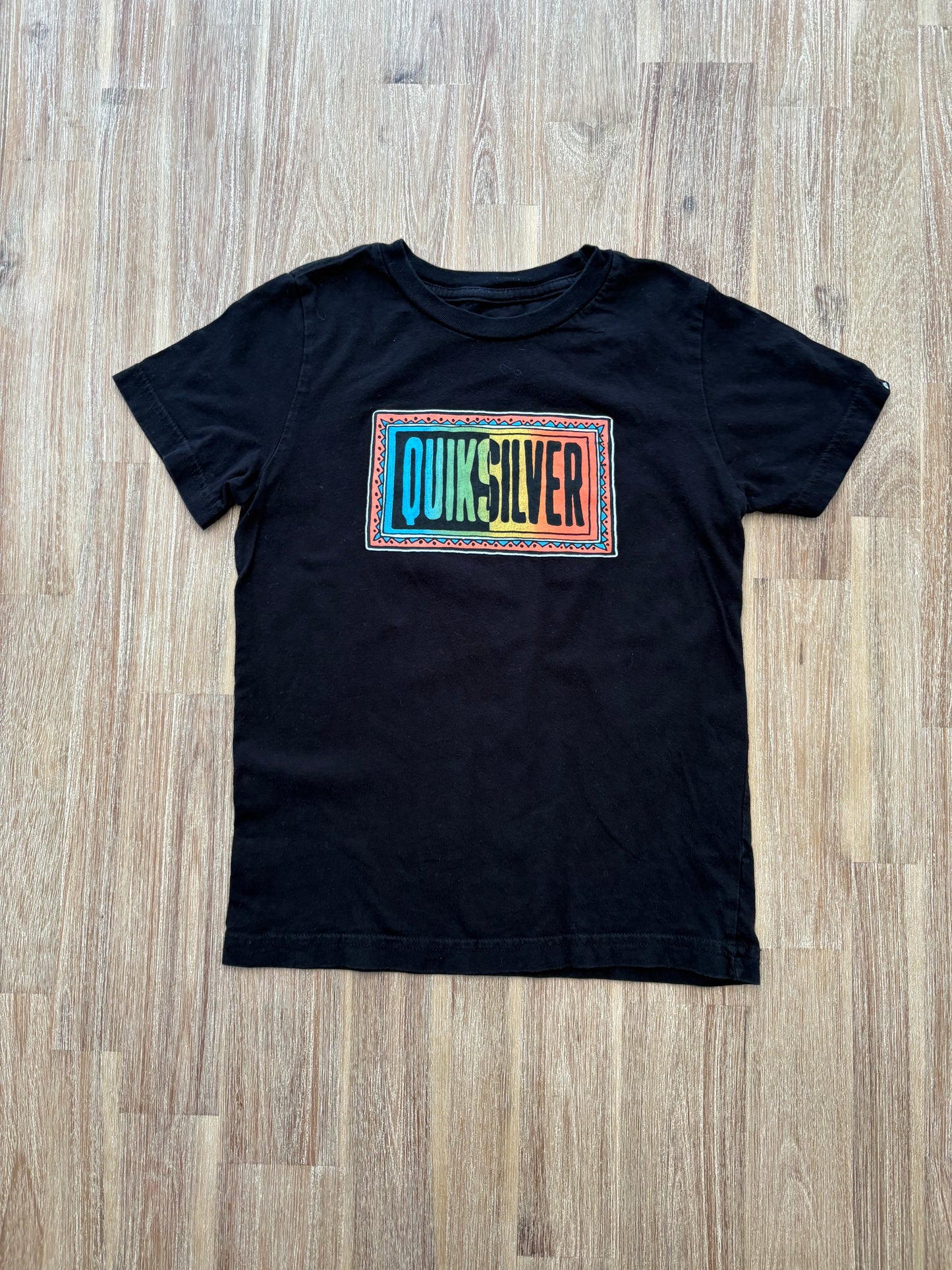*Logo craquelé léger* 7 ans / Quicksilver
